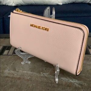 Michael Kors Jet Set Lg Three QTR Zip Wallet